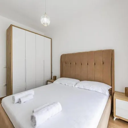 Coastal Chic Retreat By Ps Apartament Golem (Tirana)
