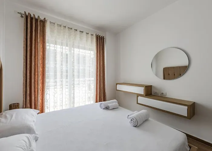 Coastal Chic Retreat By Ps Appartement Golem (Tirana)