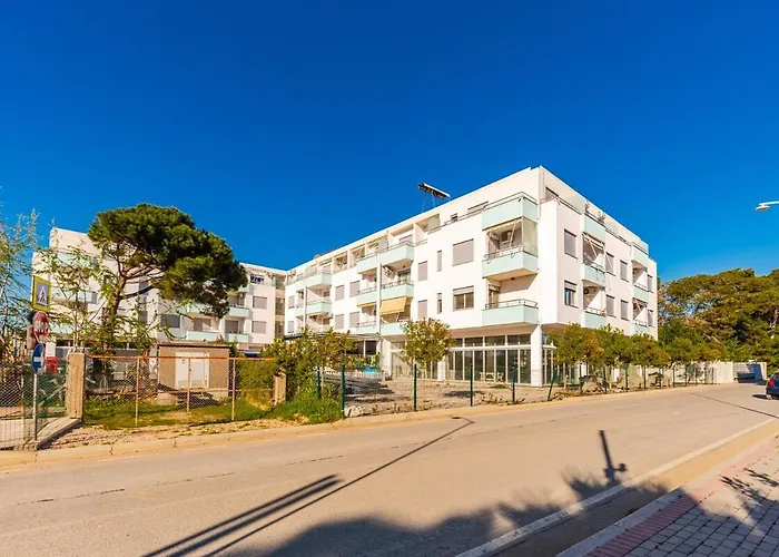 Coastal Chic Retreat By Ps * Golem (Tirana)