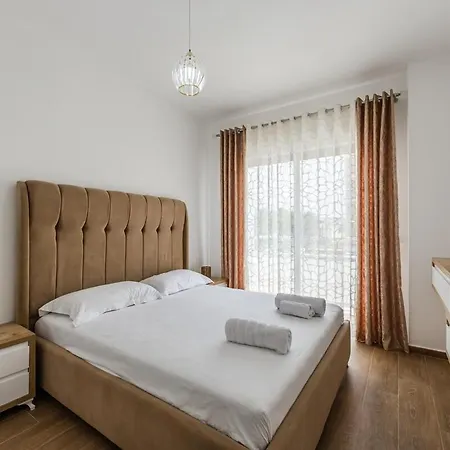 Coastal Chic Retreat By Ps Apartment Golem (Tirana)