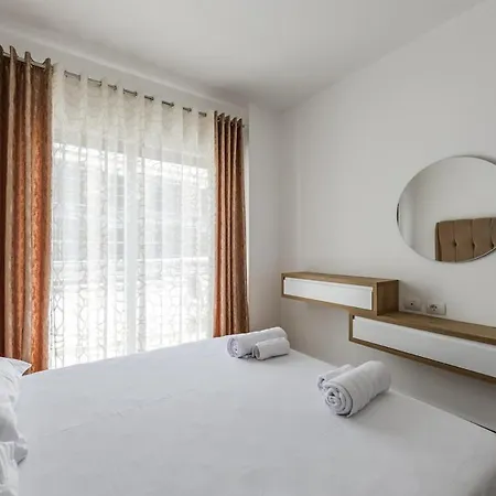 Coastal Chic Retreat By Ps Apartment Golem (Tirana)